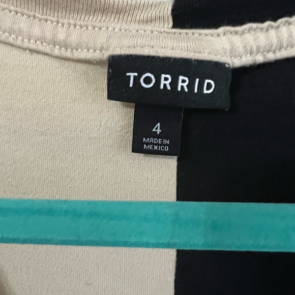 Torrid split tshirt - Picture 2 of 4